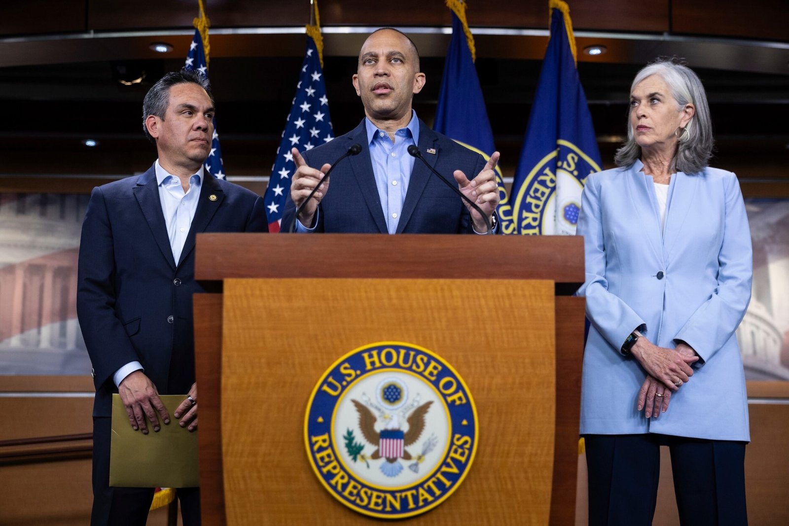 JEFFRIES BACK THE DIVISIONS WITH SENADO DEMOCRATES
