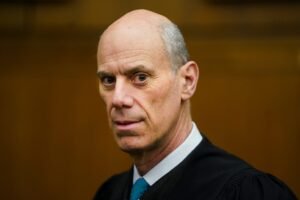 Trump insults the federal judge in the midst of the legal battle on deportation flights